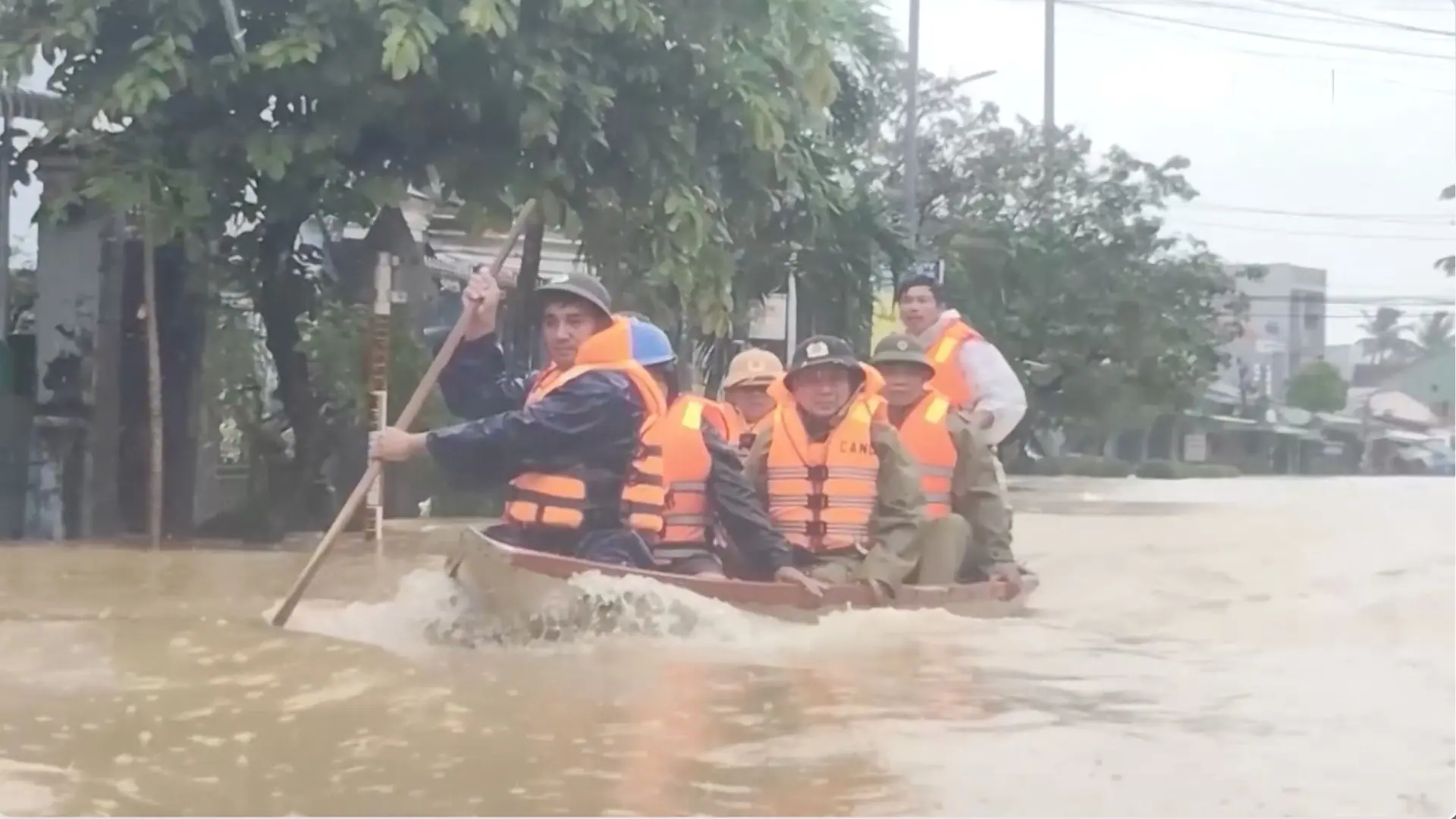 Công an các địa phương chủ động ứng phó với mưa lũ